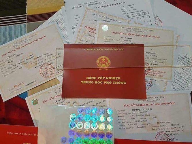 Làm Bằng Đại Học Phôi Gốc Ở Đâu Uy Tín Với Giá Tốt?